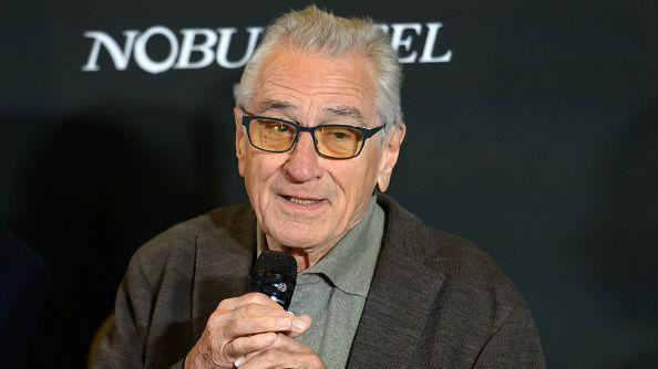 Robert de Niro sa mikrofonom u ruci