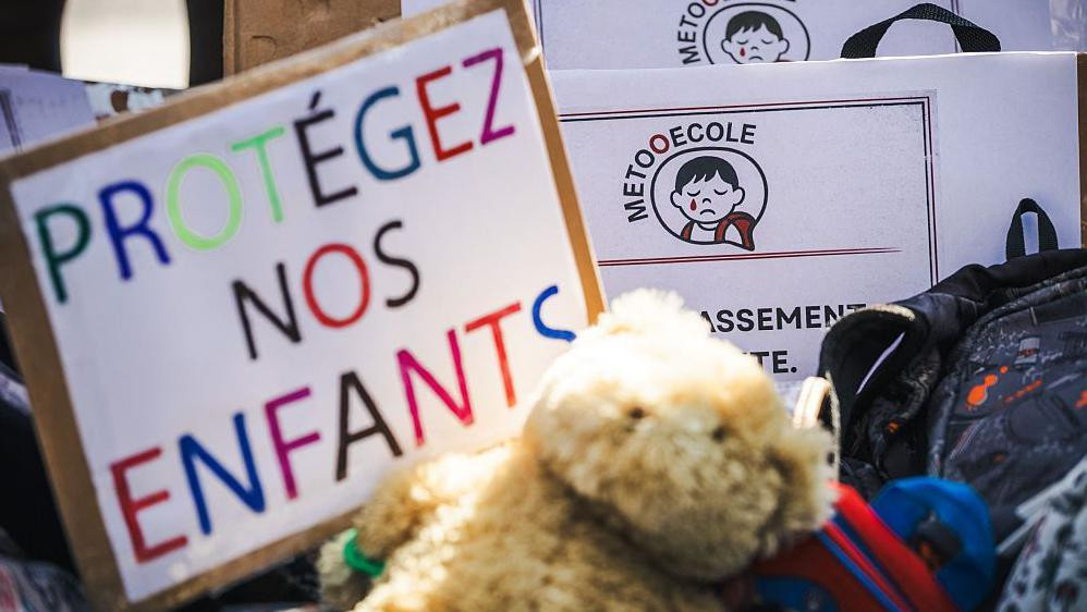 roditelji u francuskoj na protestu zbog zlostavljanja dece