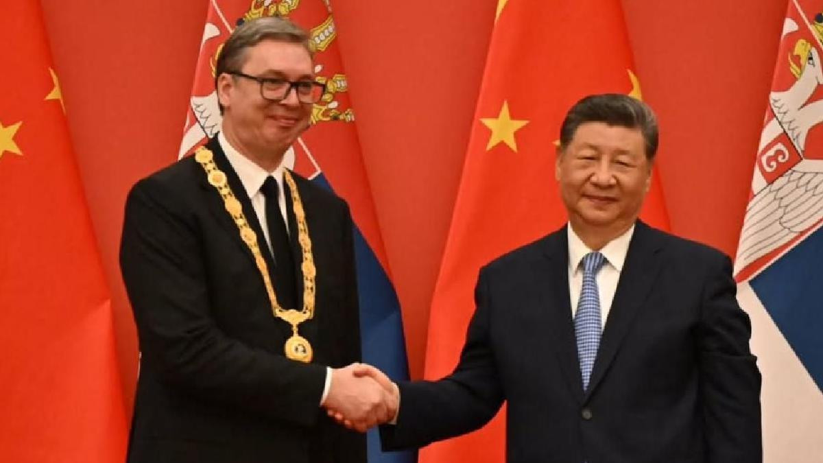 vučić se rukuje sa sijem nakon što je dobio orden