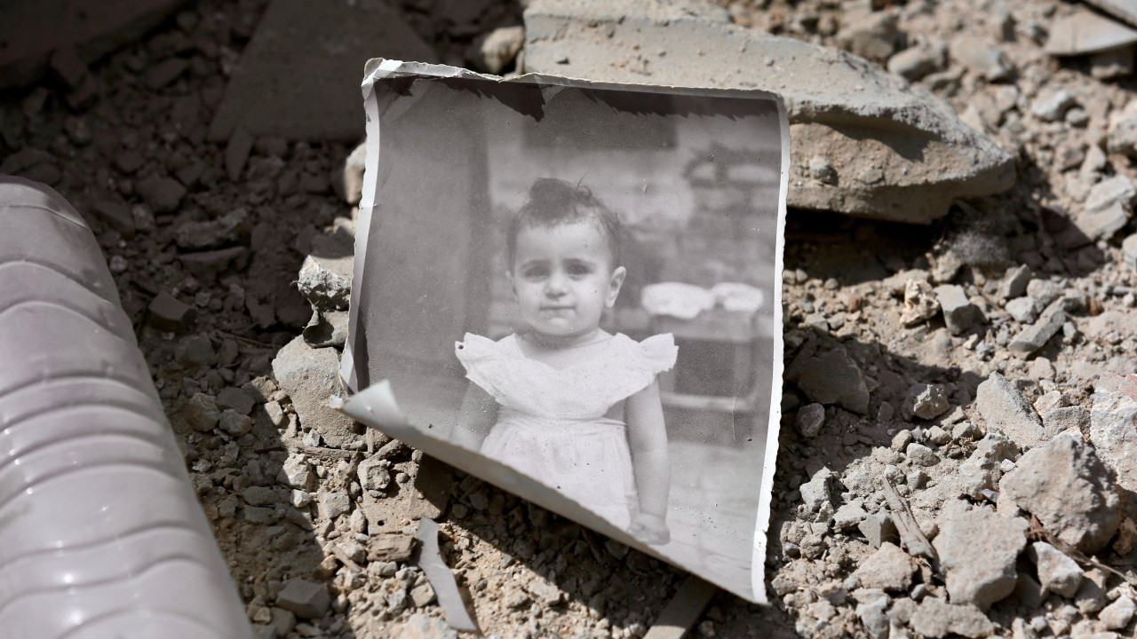crno-bela fotografija deteta posle izraelskog napada na liban