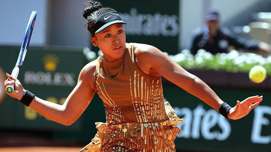 Naomi Osaka u zlatnoj haljini na Rolan Garosu
