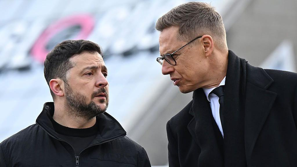 Vladimir Zelenski u crnoj jakni sa Aleksandrom Stubom u crnom odelu