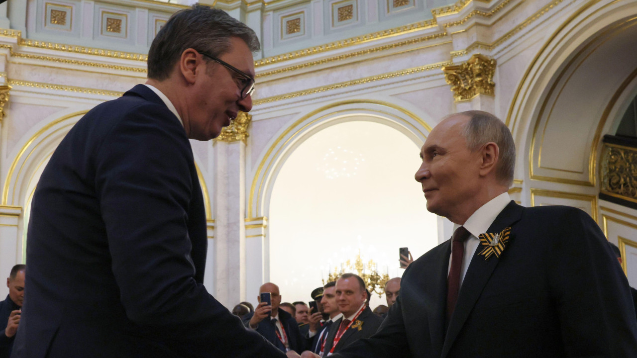 Vučić i Putin se rukuju u Kremlju na prijemu povodom parade 9. maja 2025.