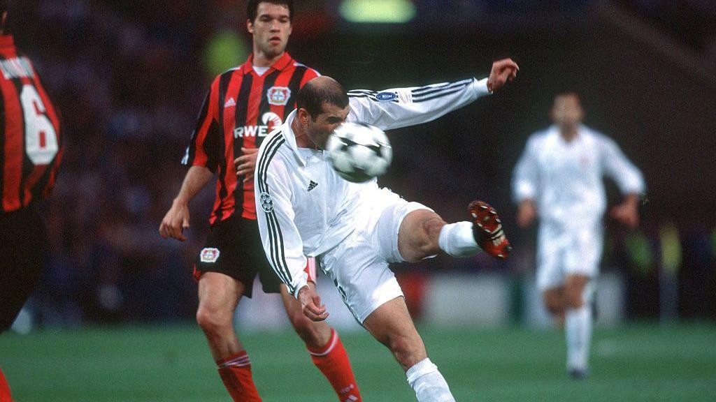 Zinedin Zidan šutira u meču protiv Bajera iz Leverkuzena 