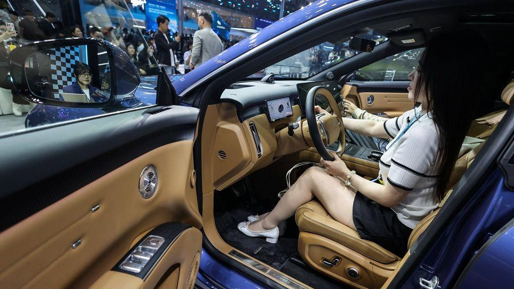 auto sajam u kini, žena za volanom automobila tokom sajma automobila u kini