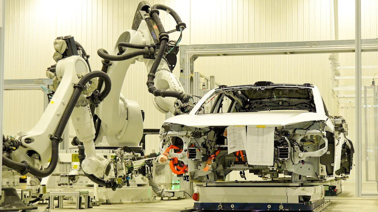 Automobil koji se sklapa pomoću robota u fabrici Nio u Kini