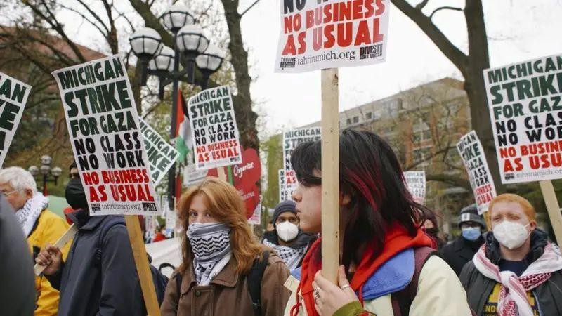 Univerzitetski studenti protestuju zbog izraelskih napada u Gazi dok postavljaju kamp u krugu Univerziteta u Mičigenu