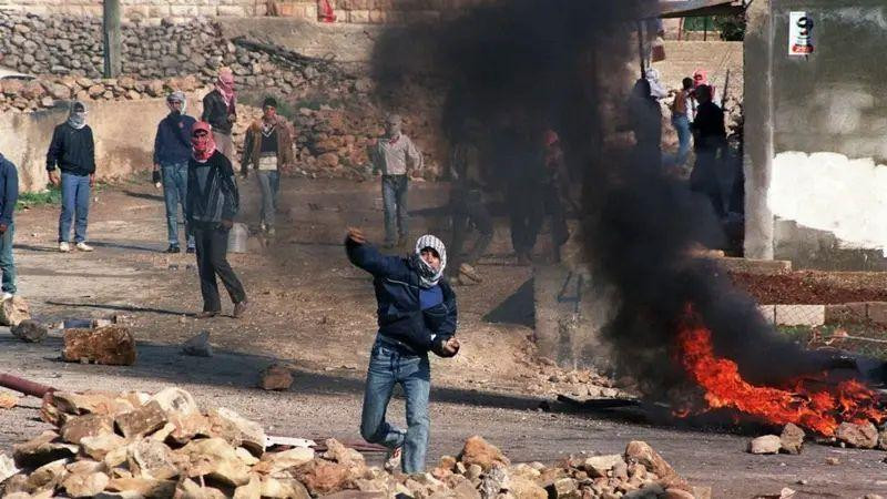 Palestinski demonstranti bacaju kamenje na izraelsku policiju za razbijanje demonstracija u selu Hizme u Severnom Jerusalimu, 21. decembra 1987