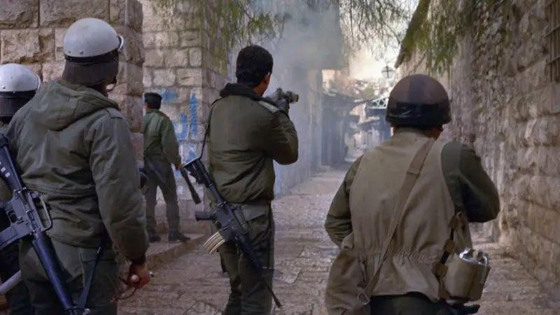 Izraelska policija za razbijanje demonstracija ispaljuje suzavac na palestinske demonstrante tokom sukoba, 22. januara 1988. godine, na ulicama Jerusalima
