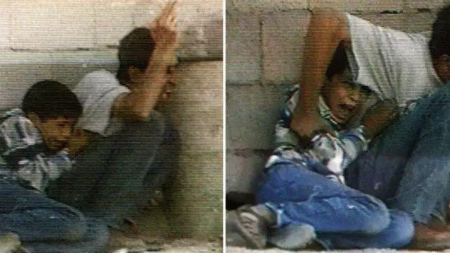 Na skrinšotovima sa televizijskog snimka TV Francuske 2 izraelsko-palestinskih sukoba u Pojasu Gaze 30. septembra 2000. vide se Džamal Al Dura i njegov sin Muhamed kako se kriju iza bureta