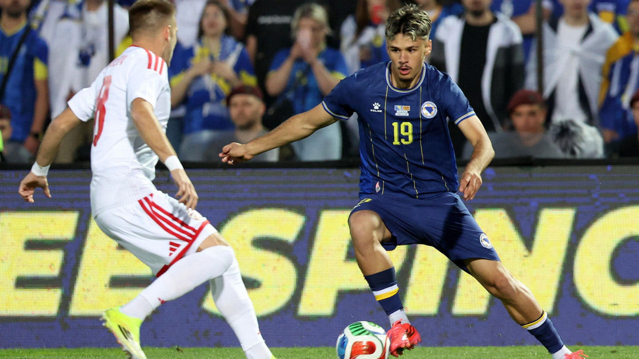 Kerem Alajbegović u duelu sa odbrambenim fudbalerom Severne Makedonije