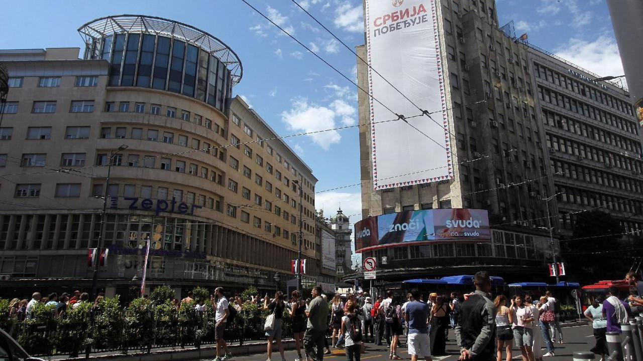 Skup ispred Palate Albanija u centru Beograda