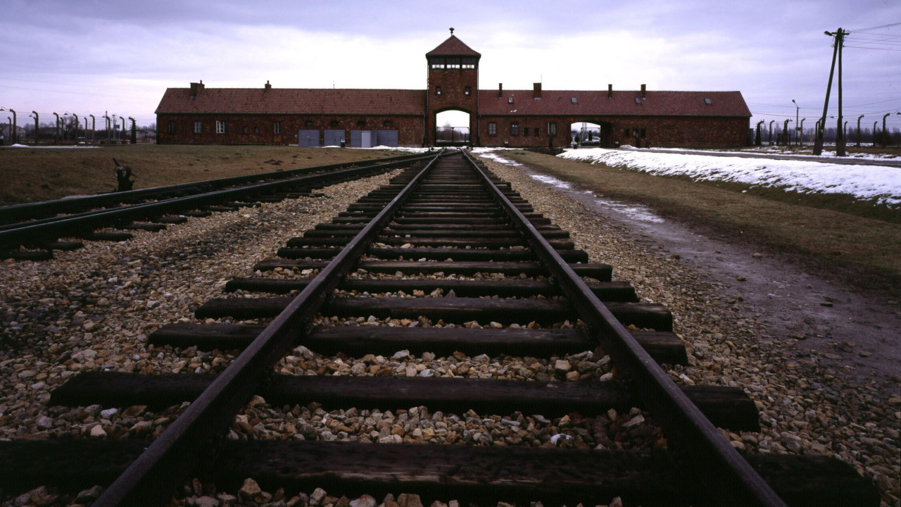 Železnička pruga koja vodi do koncentracionog logora Aušvic-Birkenau u Osvjenćimu, Poljska, snimljene 1. januara 2004. Ulaz u logor je u daljini na kraju železničke pruge. To je ciglena zgrada sa kosim krovom i kulom iznad pruge.