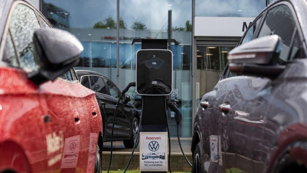 punač za električne automobile ispred auto-kuće Meler Bil Folksvagen, u blizini glavnog grada Norveške, Osla.