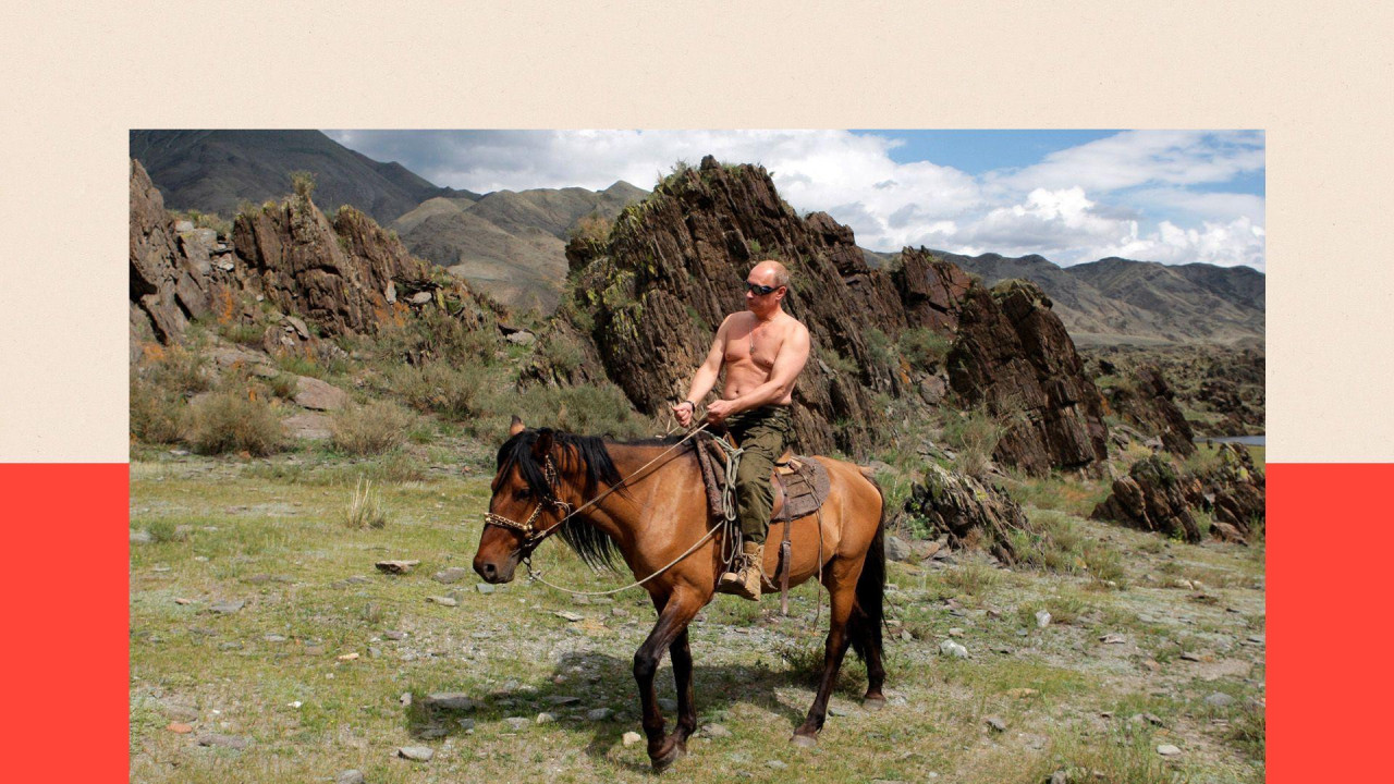 Vladimir Putin golih prsa jaše konja sa naočarima za sunce
