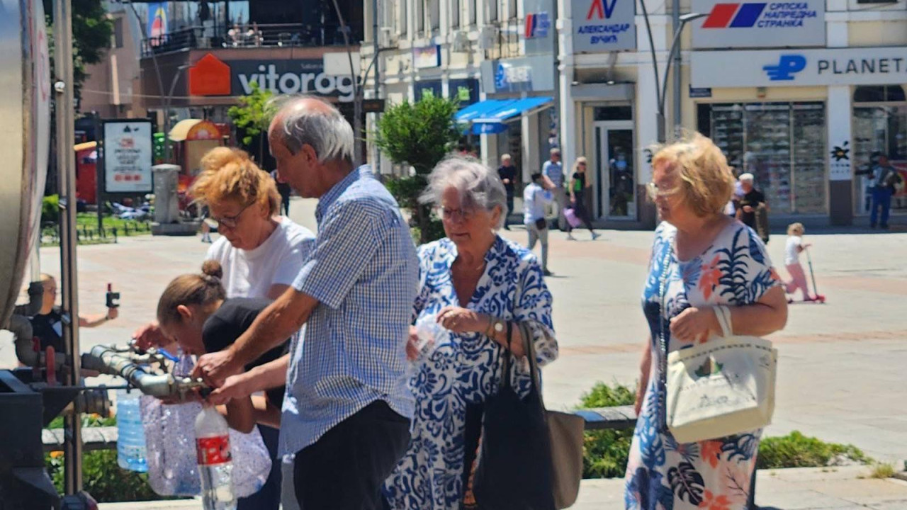 Ljudi stoje u redu da naspu vodu iz cisterne