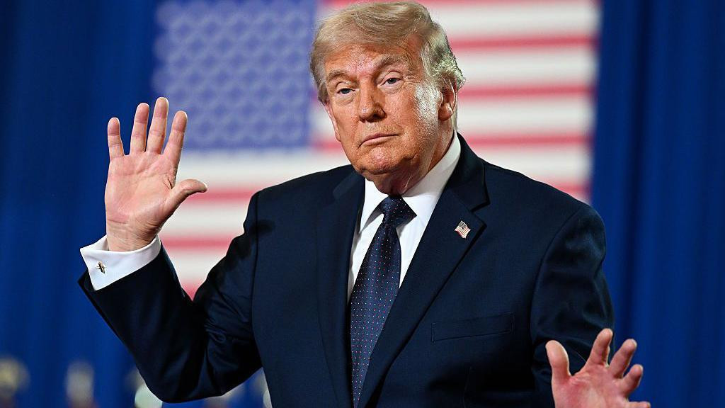 Donald Tramp sa podignutim rukama