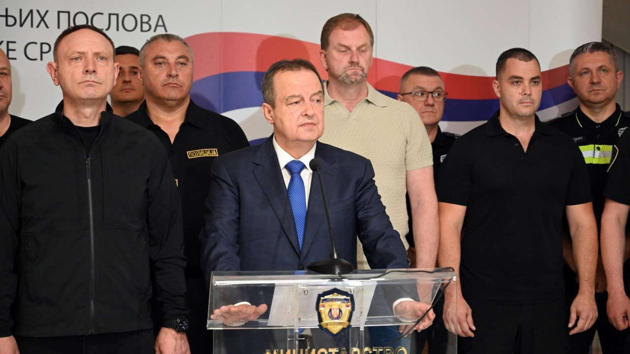 Dragan Vasiljević (levo), Ivica Dačić za govornicom, oko njih nekoliko muškaraca