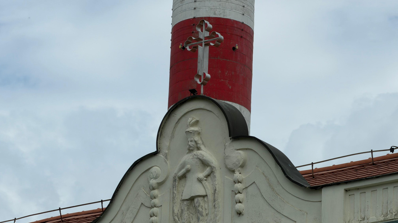 Presek dva sveta - rafinerijskog i manastirskog
