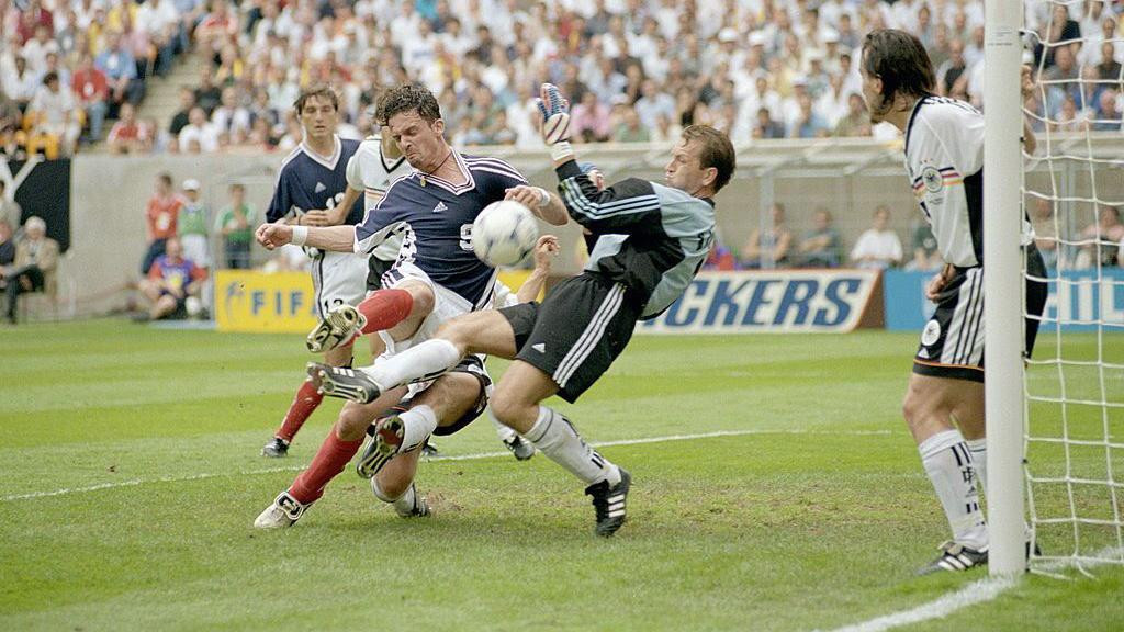 Predrag Mijatović u duelu sa nemačkim golmanom Andreasom Kopkeom na stadionu Feliks Boler u Lansu