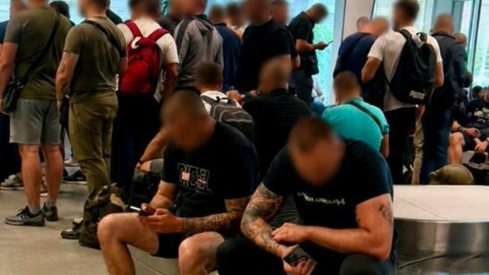 grupa ljudi iz Srbije zadržana na tivatskom aerodromu
