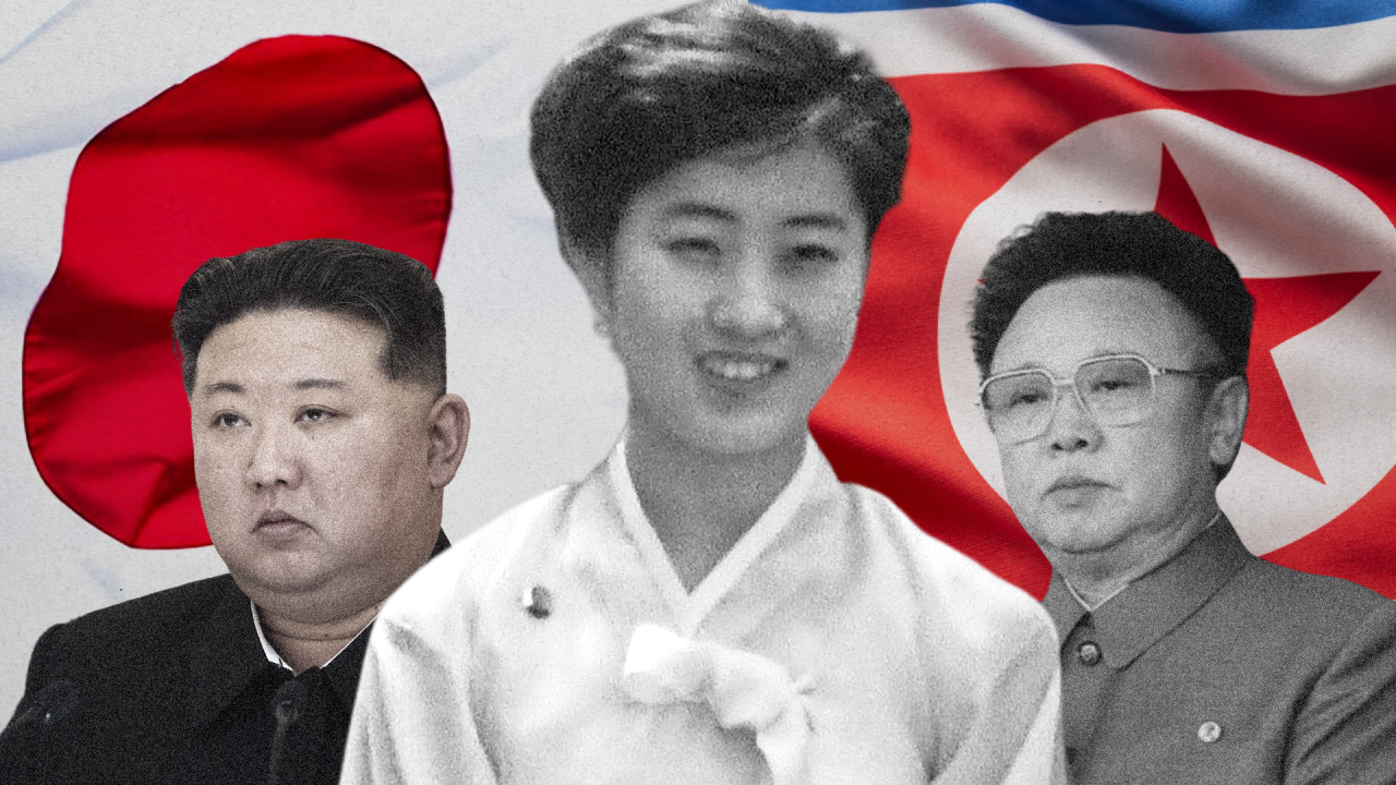 Mlada Ko Jong Hui u sredini, Kim Džong Un levo, a Kim Džong Il desno. Japanska zastava (levo) i zastava Severne Koreje 