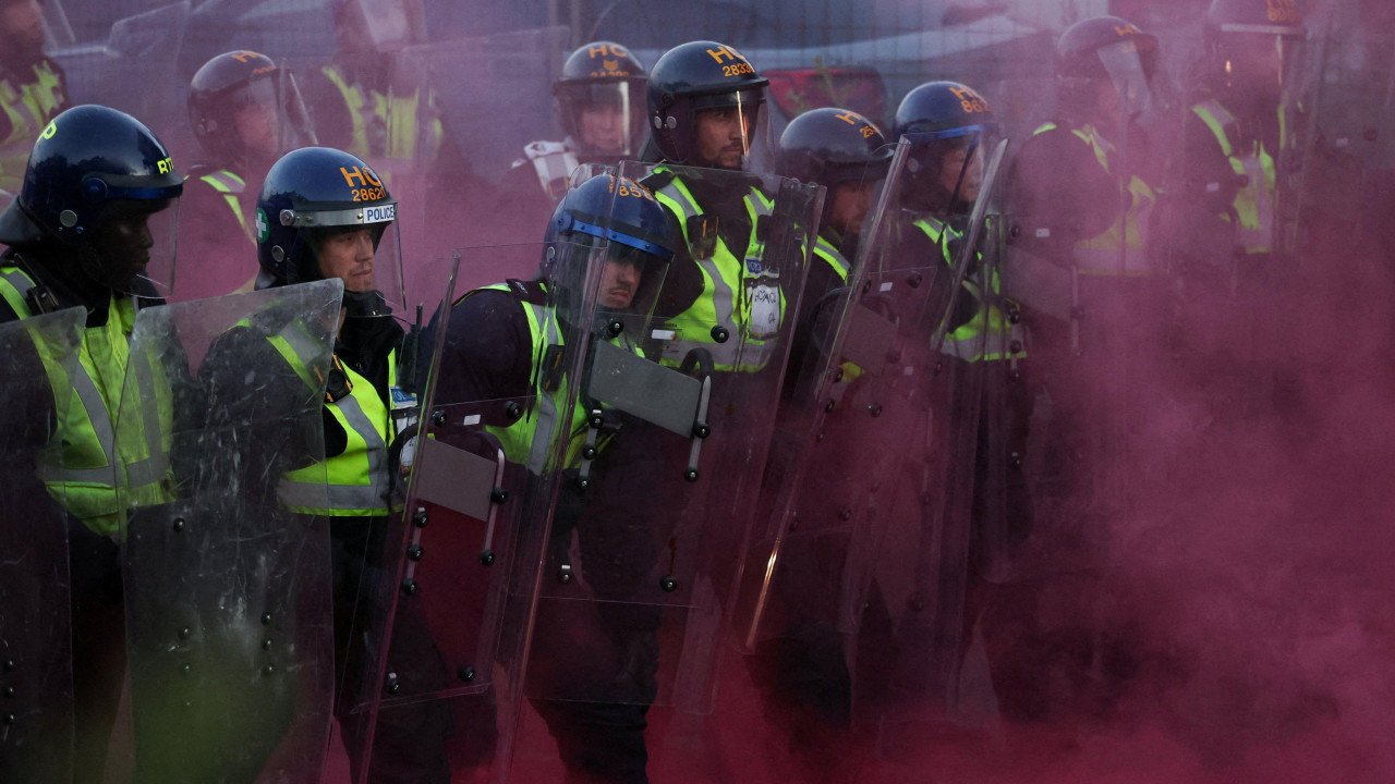 Demonstranti su se u utorak uveče okupili ispred policijske stanice u Sautemptonu