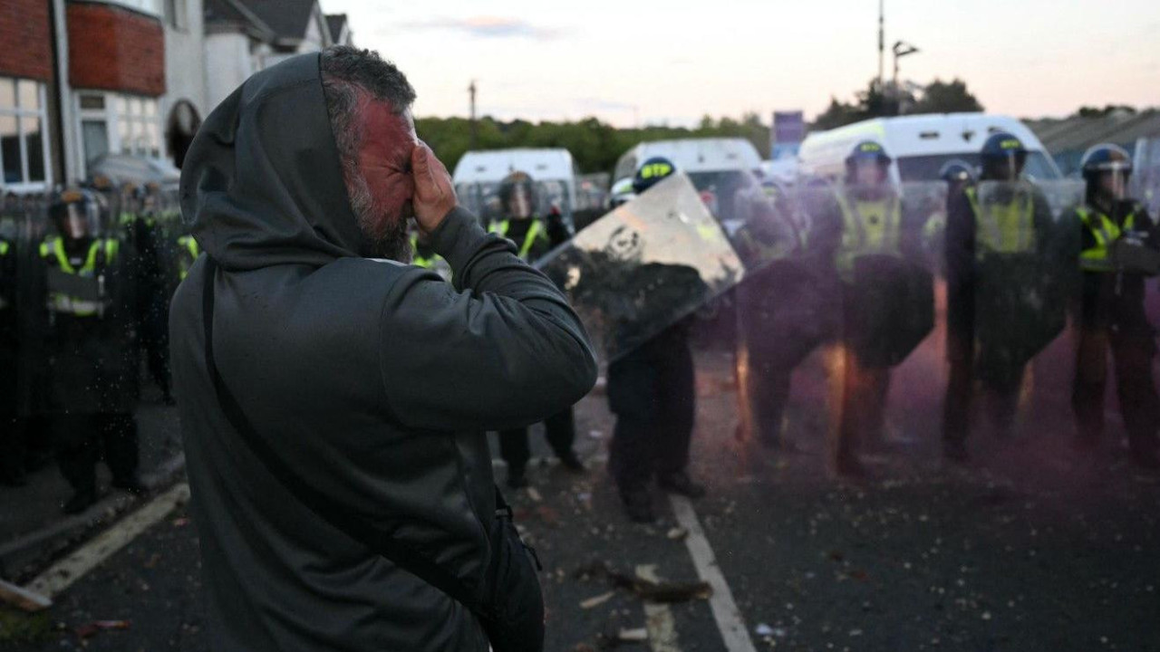 Demonstrant pošto su ga policajci poprskali susavcem