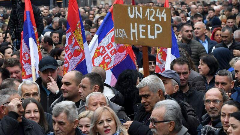 Desetine ljudi na protestu sa srpskim zastavama i transparentom 'UN 1244 USA HELP'