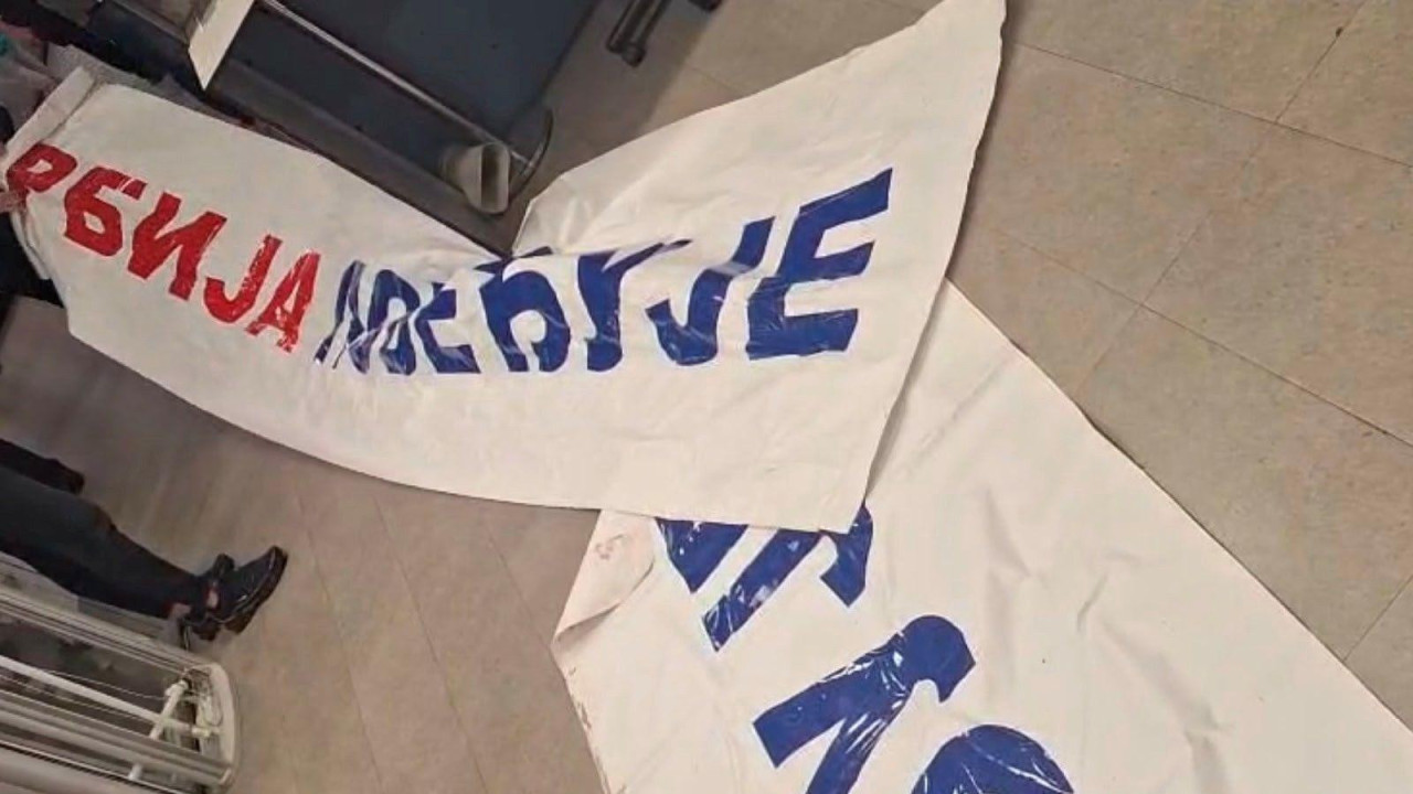 transparent srbija pobeđuje, Crnogorska policija objavila je fotografije zaplenjenog transparenta 'Srbija pobeđuje' za koji je saopštila da su ga doneli ljudi iz Srbije zadržani, a potom deportovani iz Crne Gore