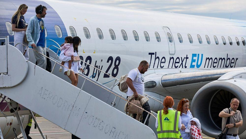 aerodrom u podgorici, avion montenegro erlajnza