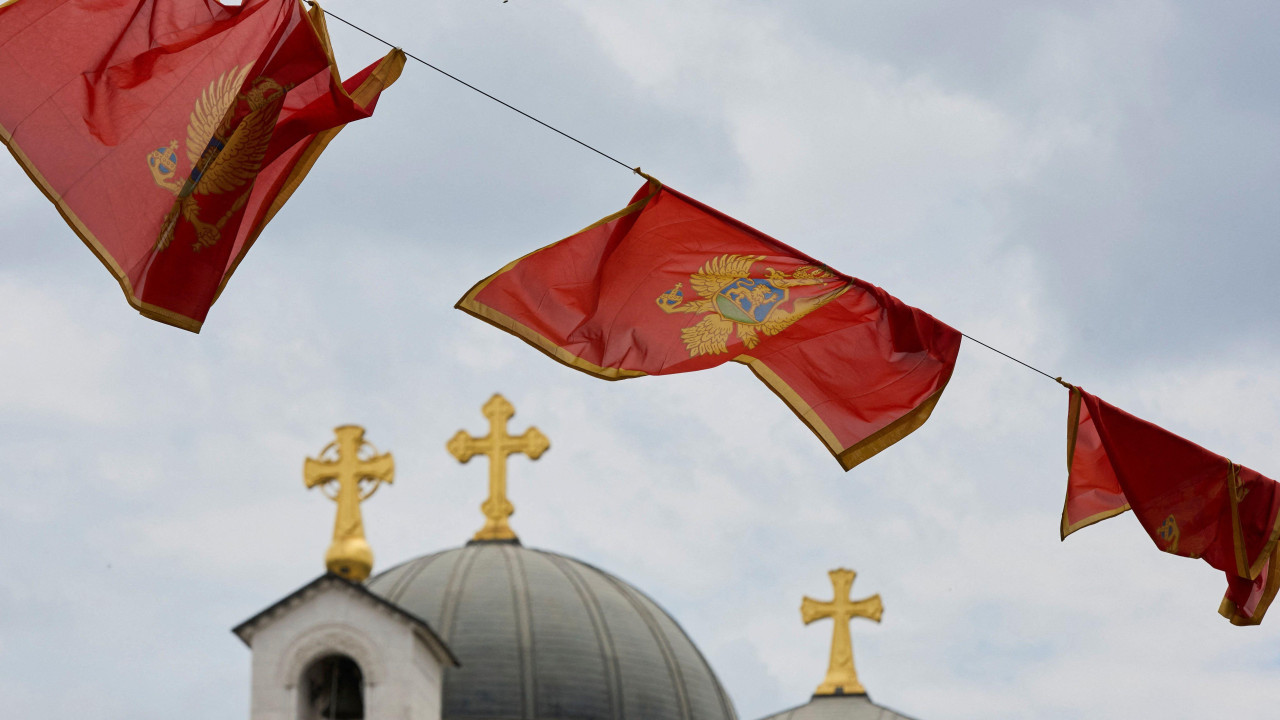 crnogorske zastave i pravoslavna crkva u Podgorici