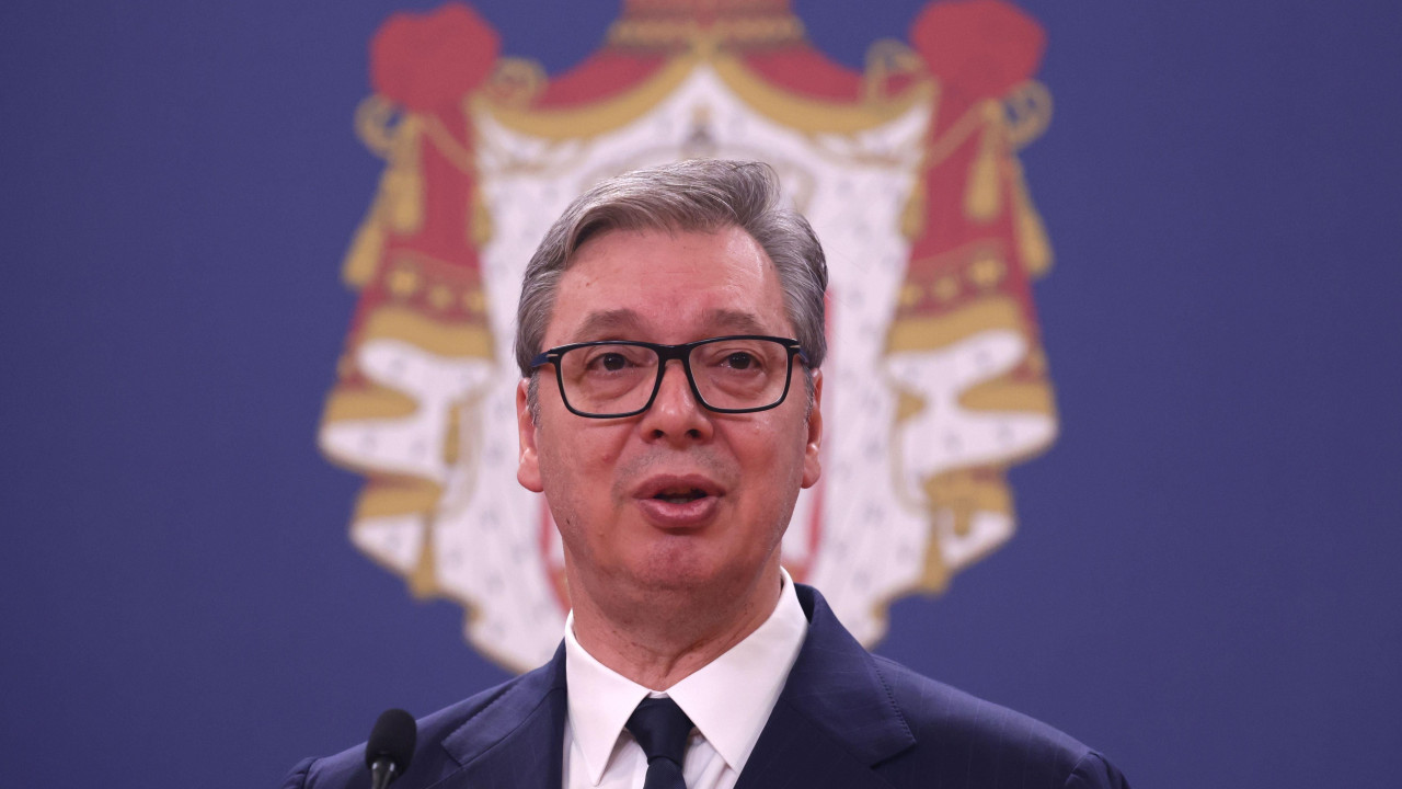 vučić ispred grba Srbije