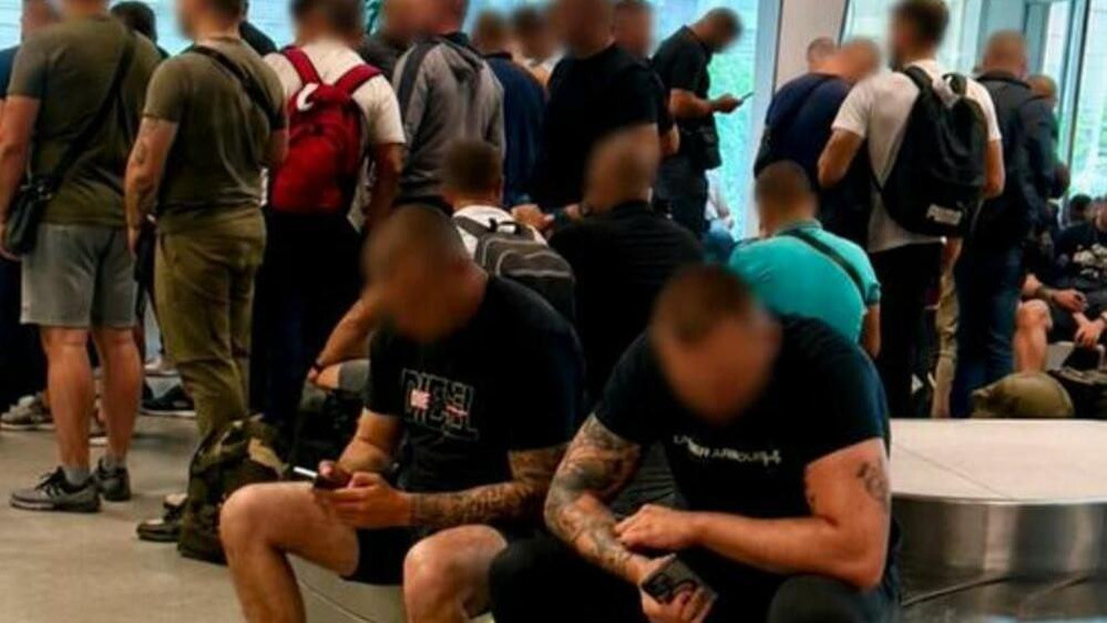 grupa ljudi iz Srbije zadržana na tivatskom aerodromu