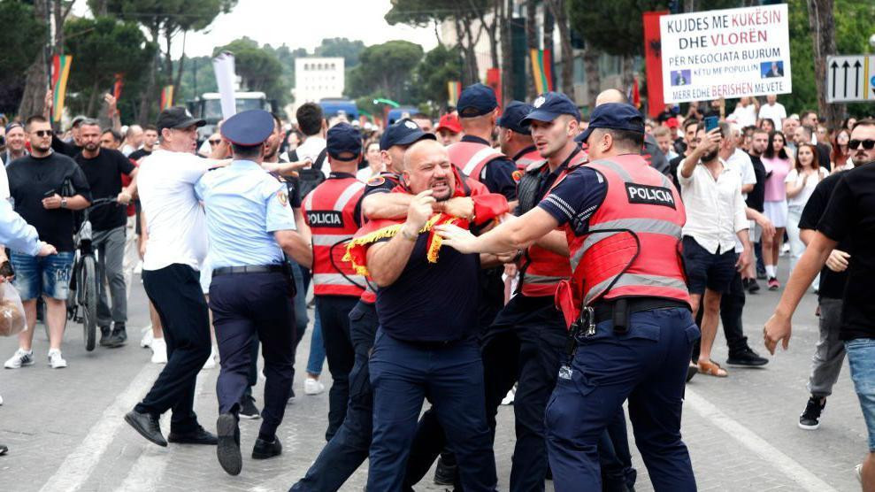 sukob demonstranata i policije u Albaniji