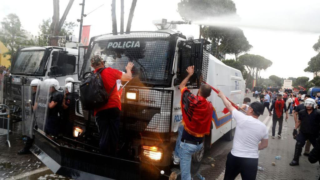 sukob demonstranata i policije u Albaniji