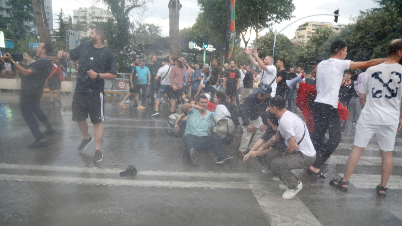 protesti u tirani, policija upotrebila vodeni top na demonstrante