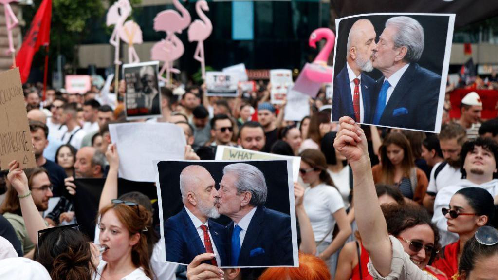 transparent foto montaža Edi Rama i Sali Beriša se ljube