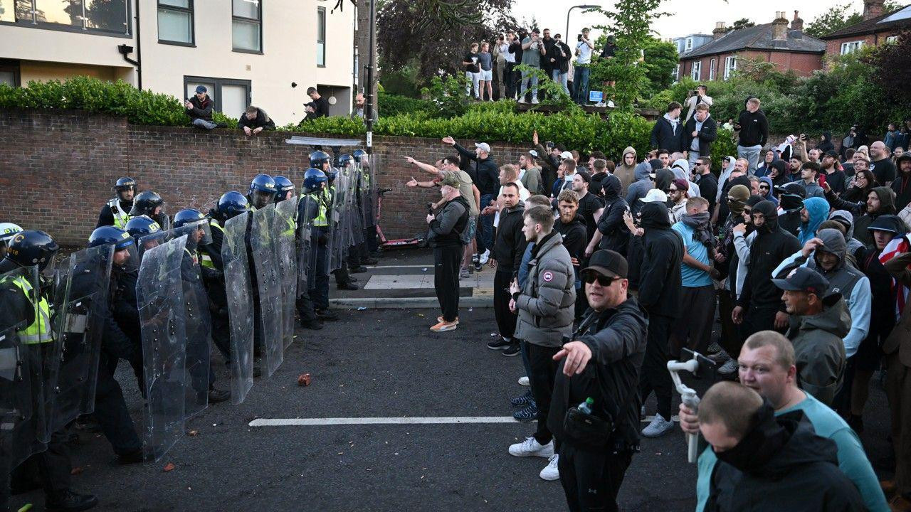 grzpa mupkaraca sukobljena sa policijskom kordonom u engleskoj