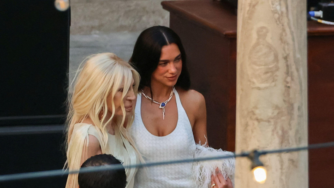 dua lipa i kalum tarner, venčanje due lipe, donatela versaće