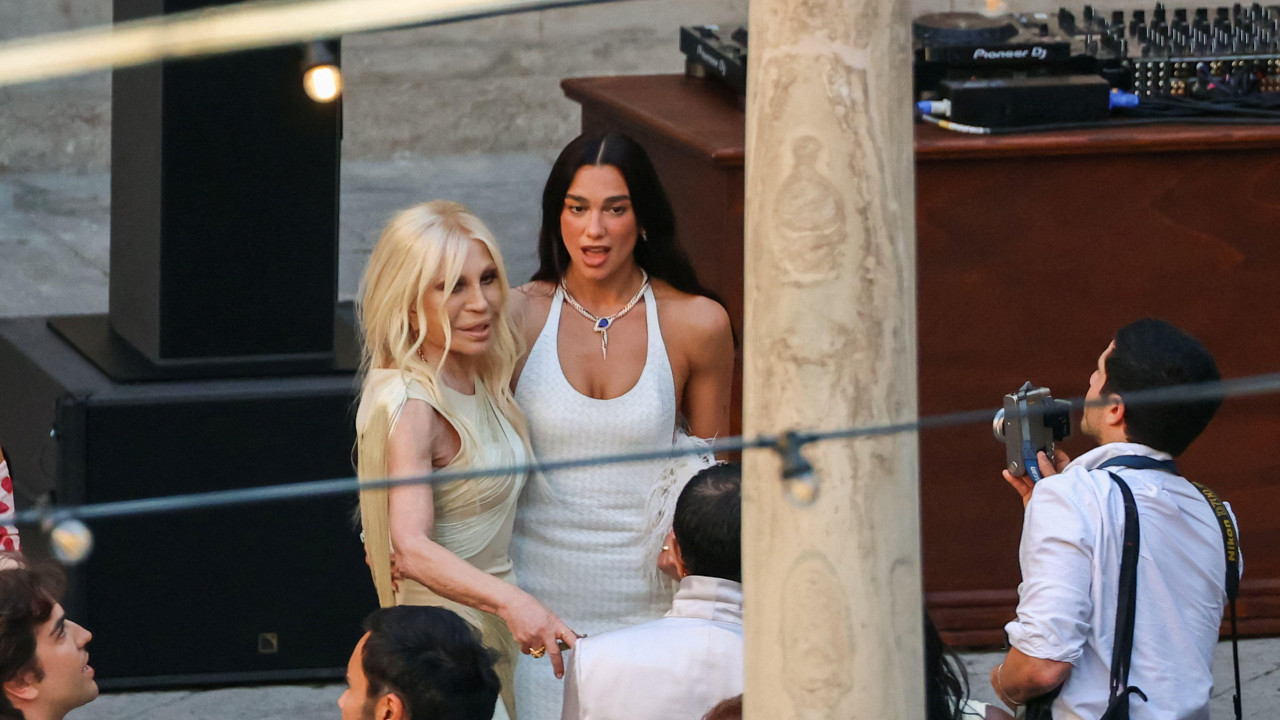 dua lipa i kalum tarner, venčanje due lipe, donatela versaće