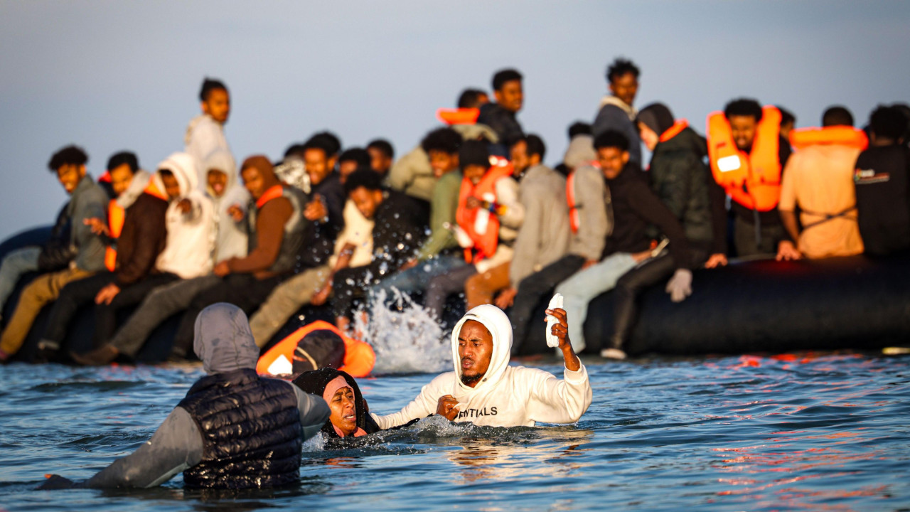 Migranti se ukrcavaju u čamac na naduvavanje tokom pokušaja prelaska Lamanša, kod plaže Gravelin, severna Francuska, 27. septembra 2025.