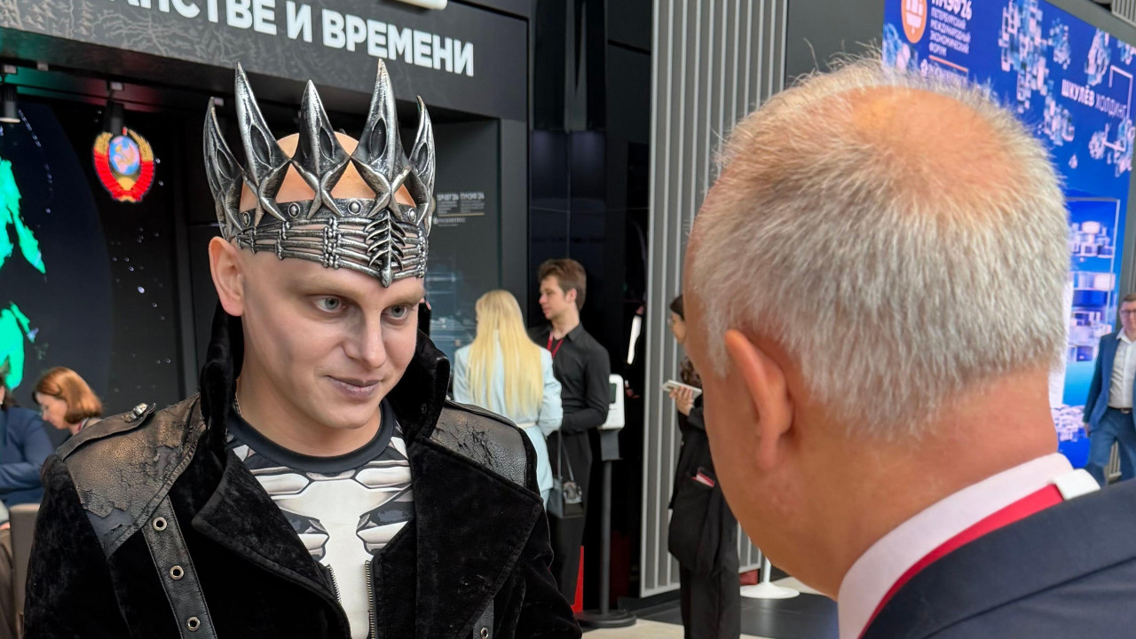 BBC novinar razgovara sa čovekom obučenim kao zli čarobnjak na ekonomskom forumu u Sankt Peterburgu 