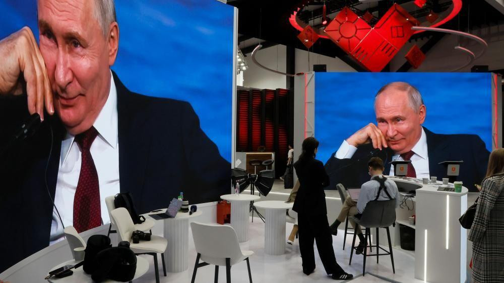 Učesnici gledaju govor ruskog predsednika Vladimira Putina na televiziji tokom 29. Međunarodnog ekonomskog foruma u ​​Sankt Peterburgu