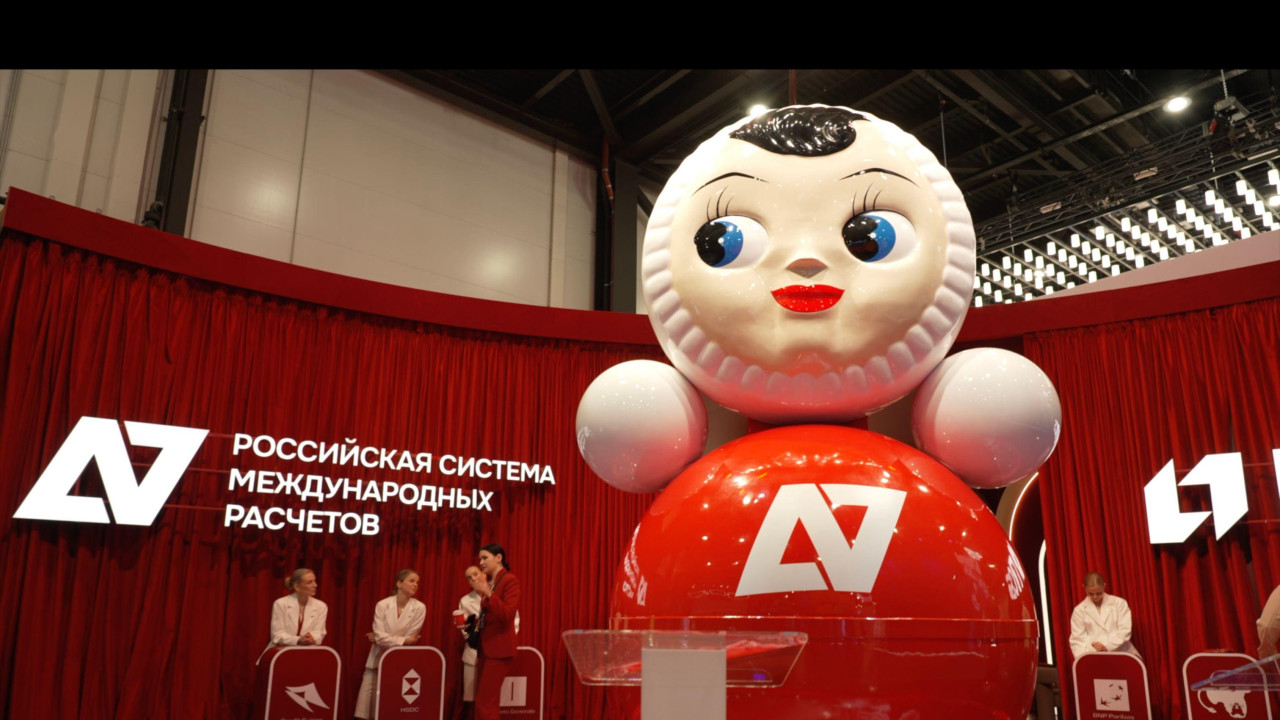 Ogromna ruska lutka tumbler doll bila je jedna od upečatljivijih izloženih instalacija u izložbenom prostoru