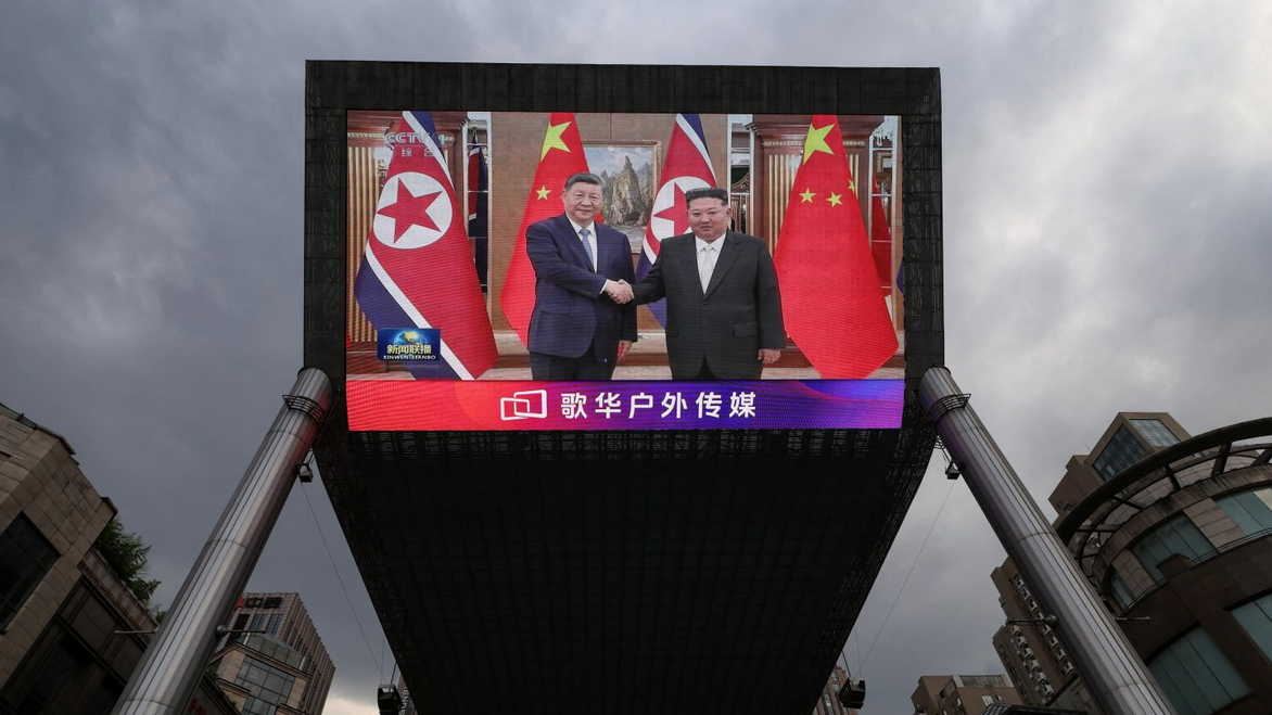 Veliki baner na trgu u Pekingu prikazuje susret lidera Kine i Severne Koreje