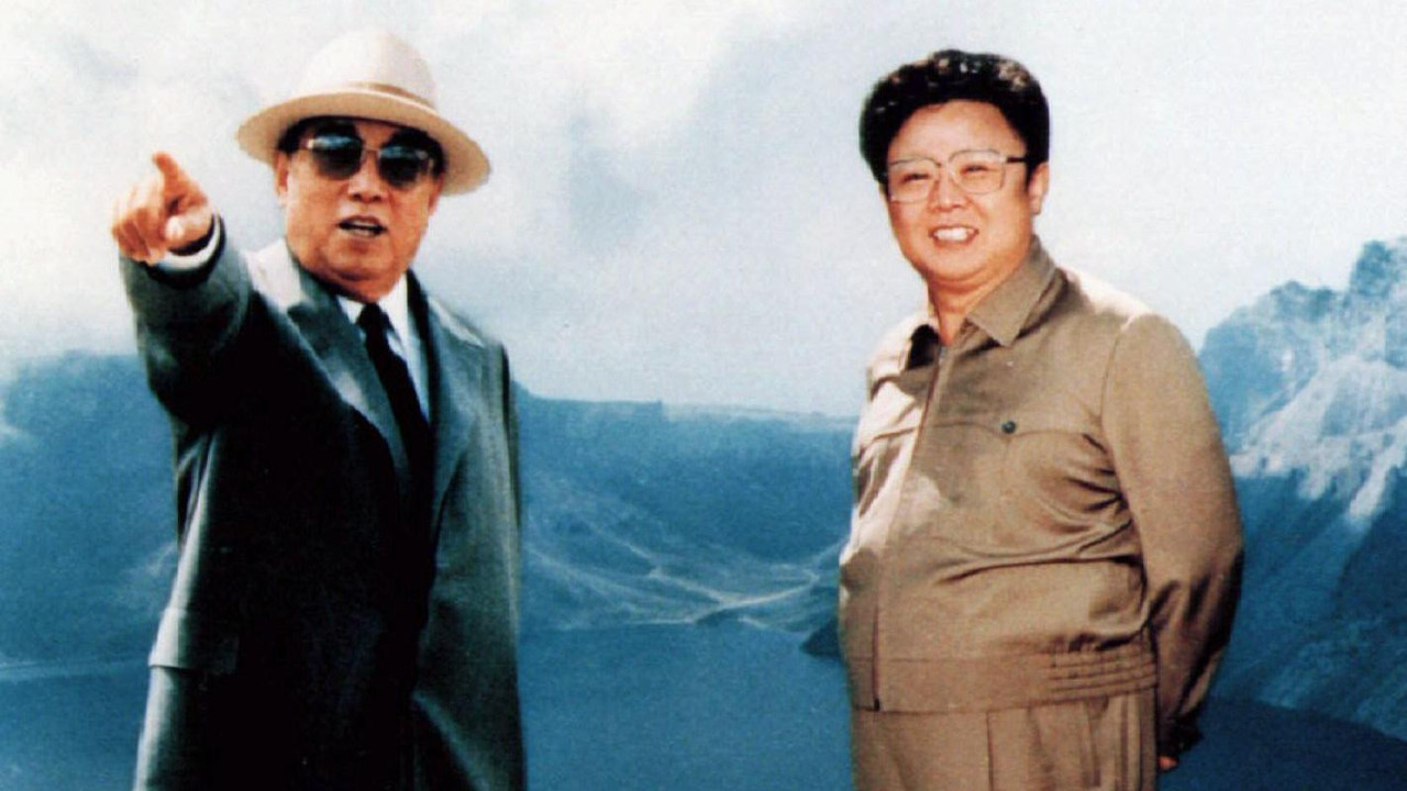 Vrhovni vođa Severne Koreje Kim Il Sung pokazuje na nešto van kamere pored svog sina Kima Džonga Ila u februaru 1994. godine
