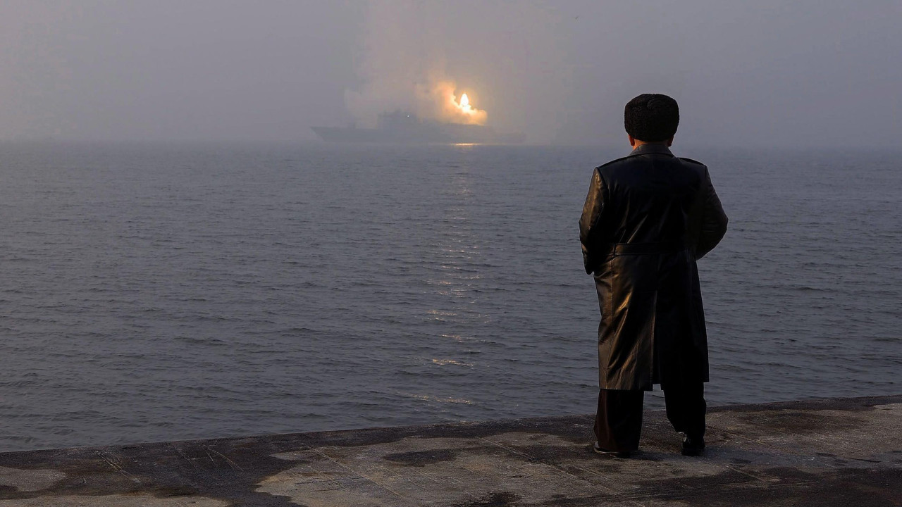 Severnokorejski lider Kim Džong Un nadgleda lansiranje strateške krstareće rakete tipa more-zemlja, na slici koju je objavila zvanična severnokorejska Centralna novinska agencija (KCNA) 5. marta 2026. godine