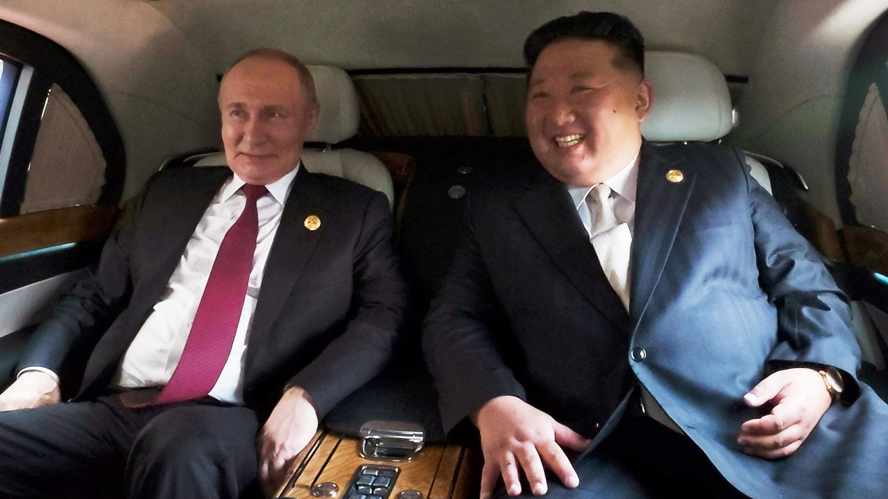 Ruski predsednik Vladimir Putin i severnokorejski lider Kim Džong Un sede u vozilu tokom posete Pekingu, Kina, 3. septembra 2025. godine