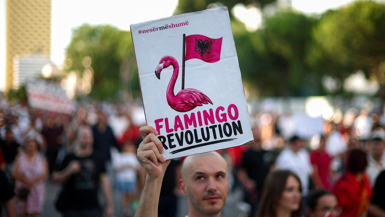 Transparent na protestima u Tirani